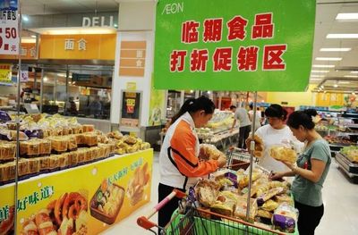 萬(wàn)州超市臨期食品打折熱，精明選購(gòu)需擦亮雙眼