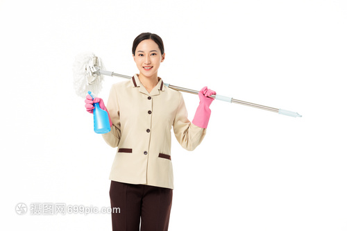 揚在指尖的認真 玻璃另一面的家政服務者
